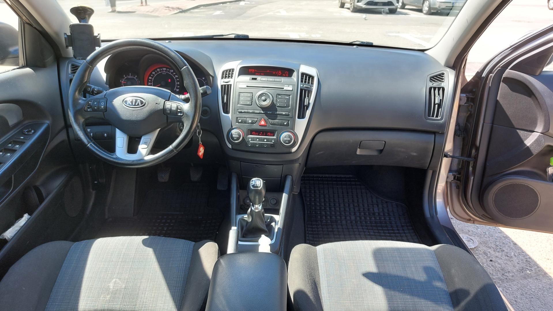 Cumpara/ Vinde online Kia cee'd Sportswagon 2010 SH, la cel mai bun pret pentru tine!