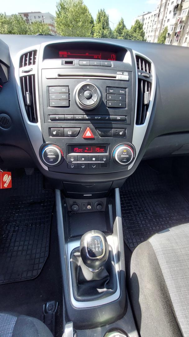 Cumpara/ Vinde online Kia cee'd Sportswagon 2010 SH, la cel mai bun pret pentru tine!