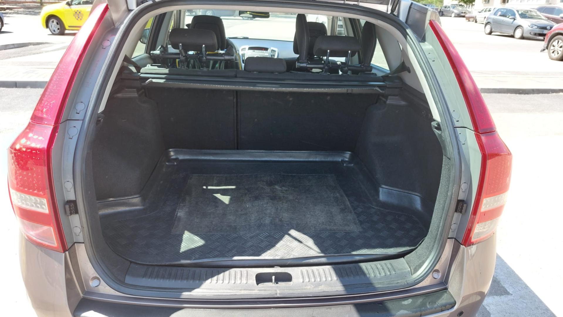 Cumpara/ Vinde online Kia cee'd Sportswagon 2010 SH, la cel mai bun pret pentru tine!