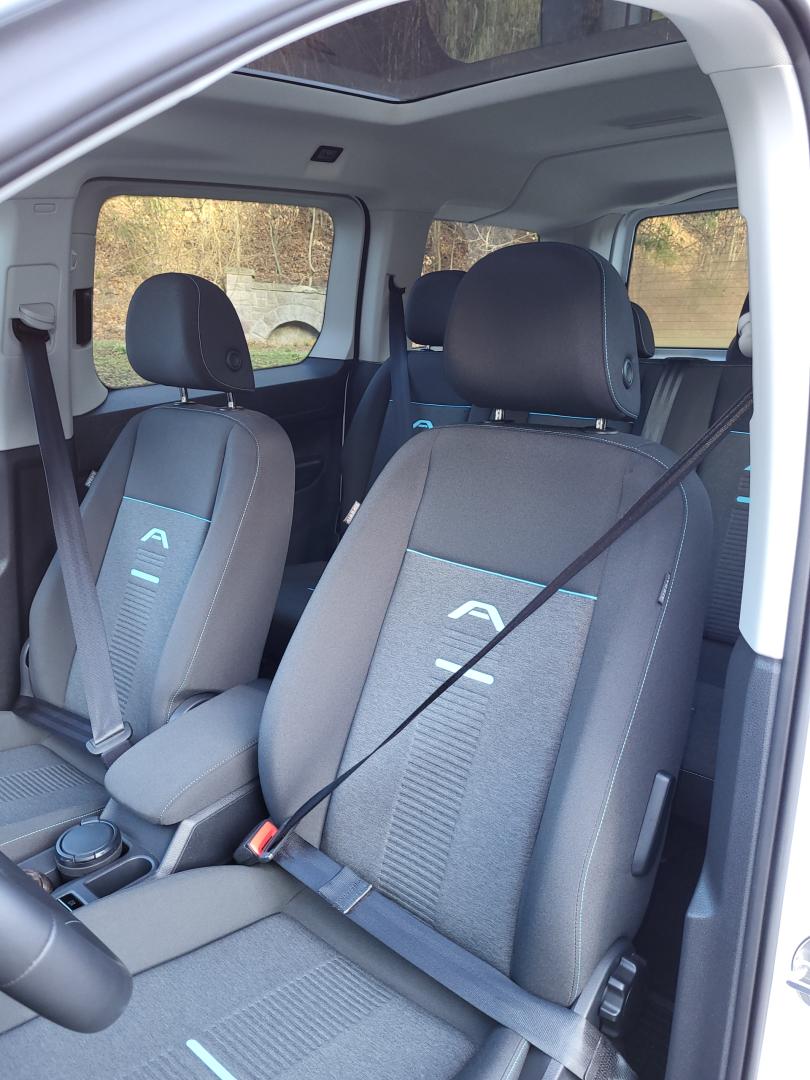 Cumpara/ Vinde online Ford Tourneo Connect 2023 SH, la cel mai bun pret pentru tine!