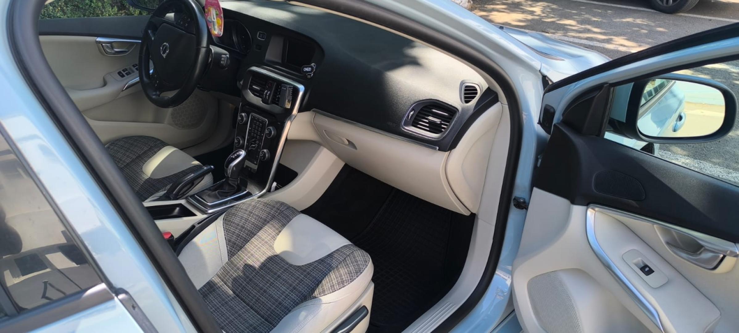 Cumpara/ Vinde online Volvo V40 2017 SH, la cel mai bun pret pentru tine!