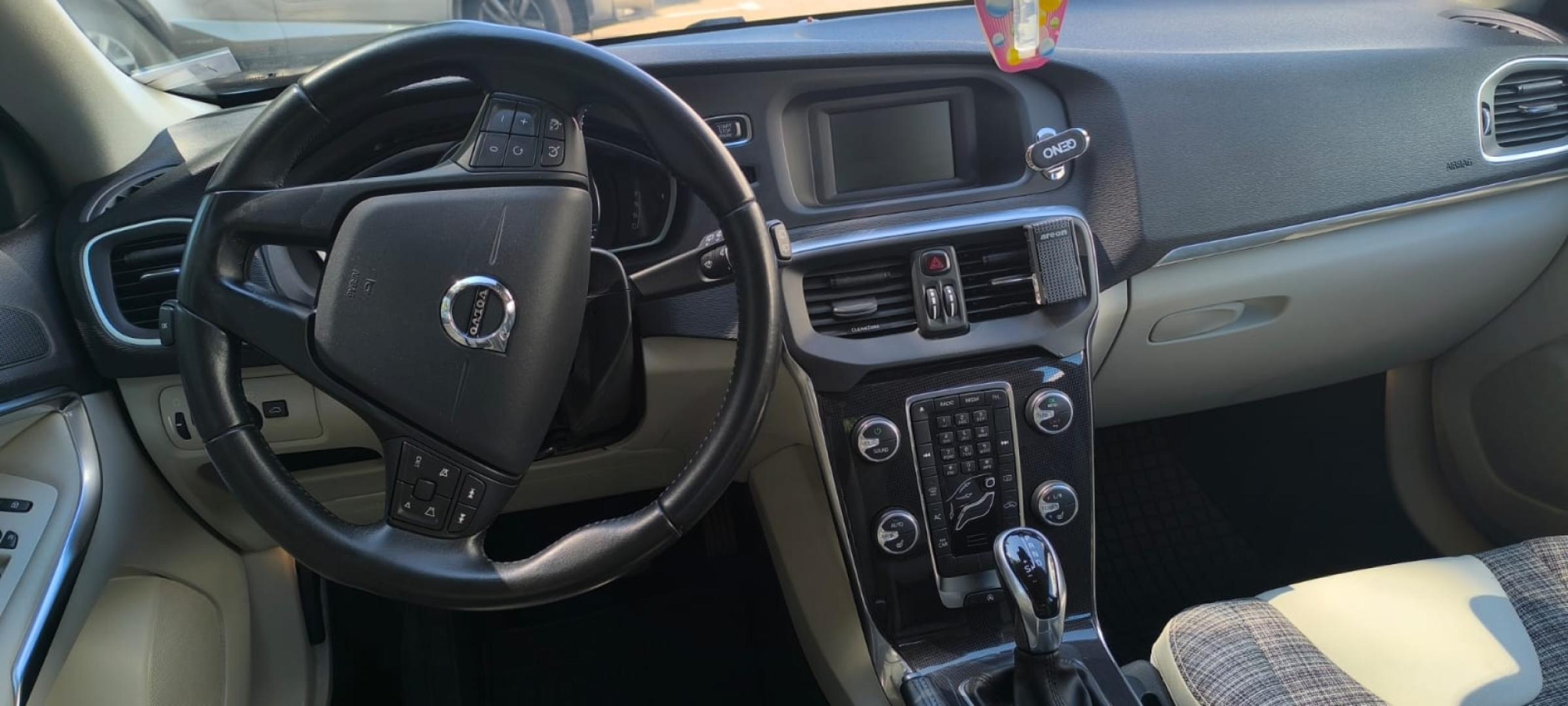 Cumpara/ Vinde online Volvo V40 2017 SH, la cel mai bun pret pentru tine!
