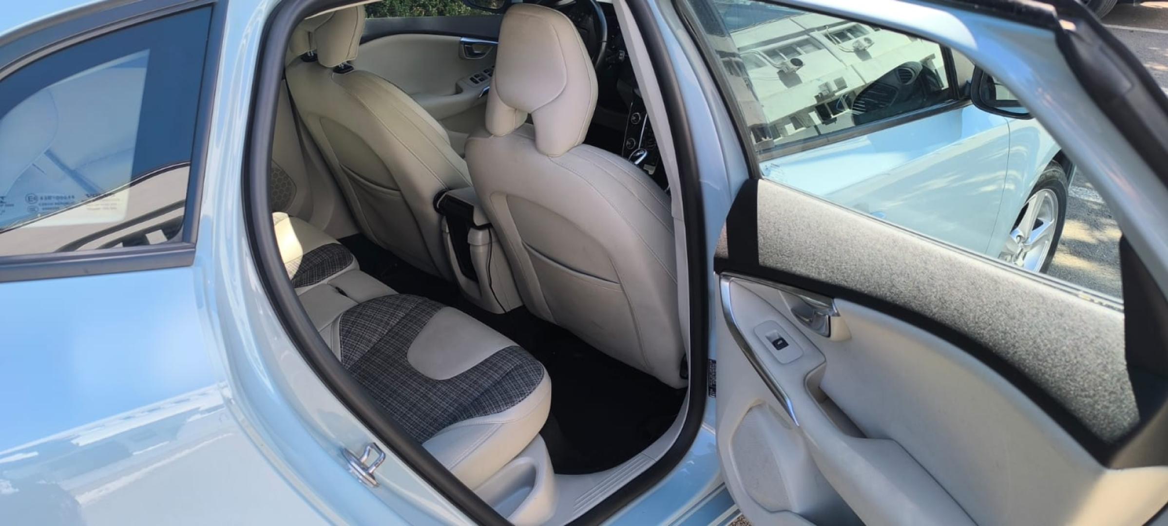 Cumpara/ Vinde online Volvo V40 2017 SH, la cel mai bun pret pentru tine!