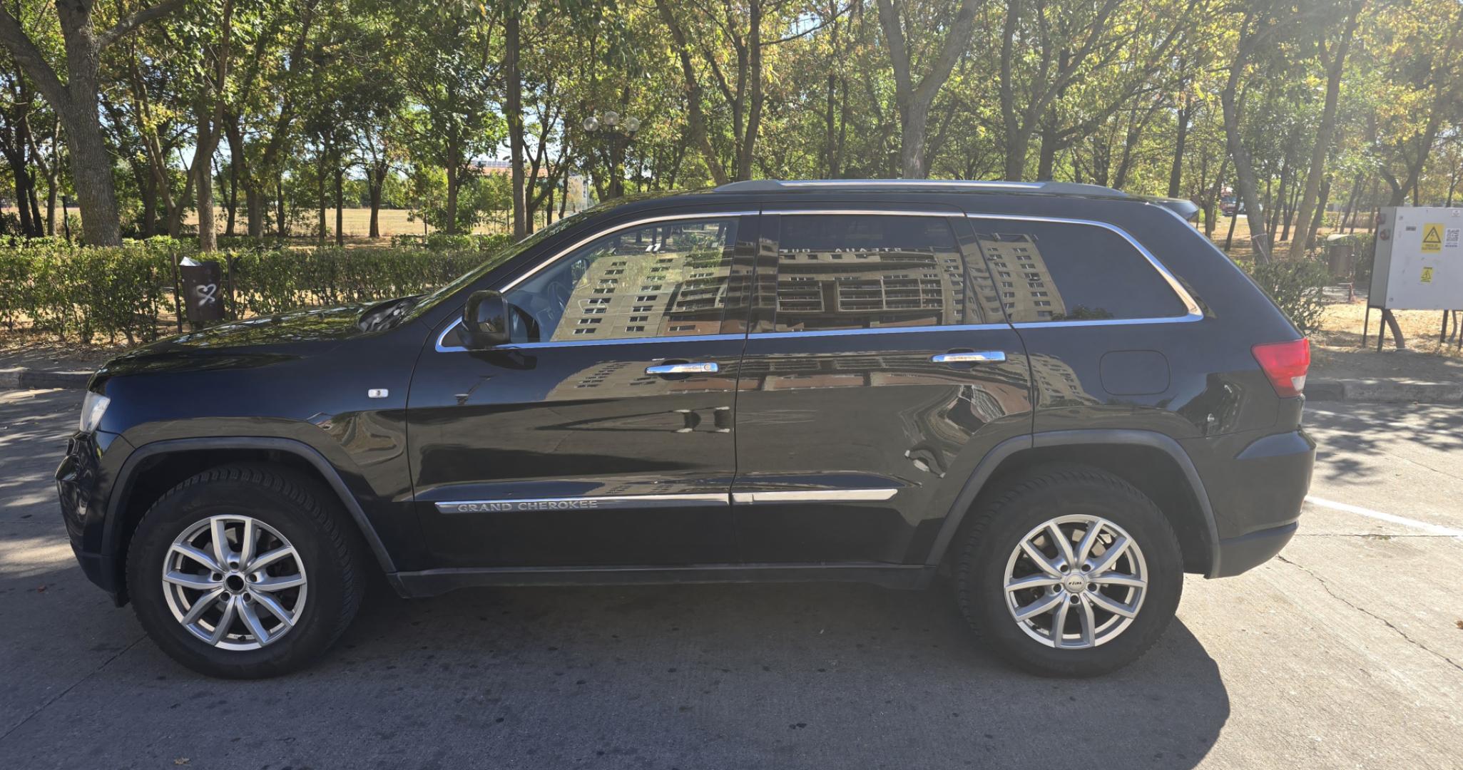 Cumpara/ Vinde online Jeep Grand Cherokee 2012 SH, la cel mai bun pret pentru tine!