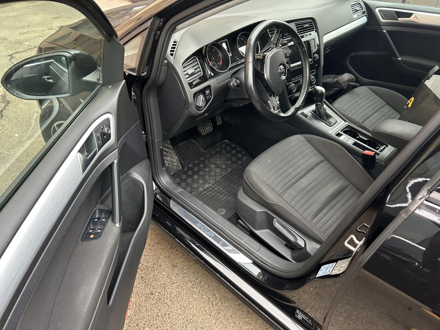 Cumpara/ Vinde online Volkswagen Golf 2015 SH, la cel mai bun pret pentru tine!