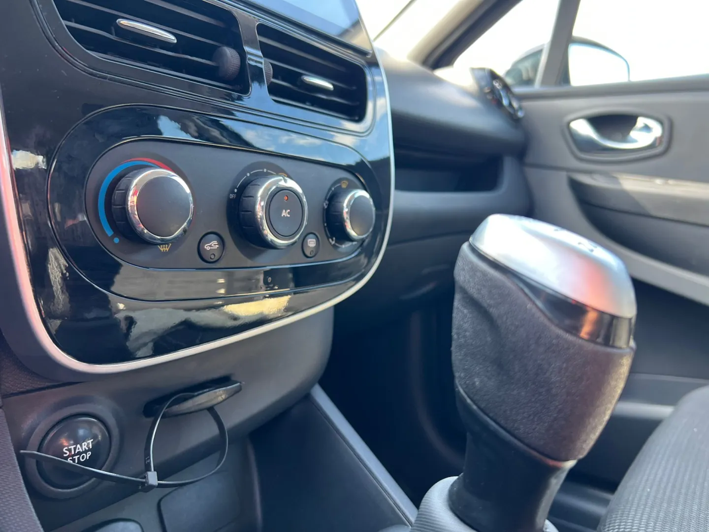 Cumpara/ Vinde online Renault  Clio 2014 SH, la cel mai bun pret pentru tine!
