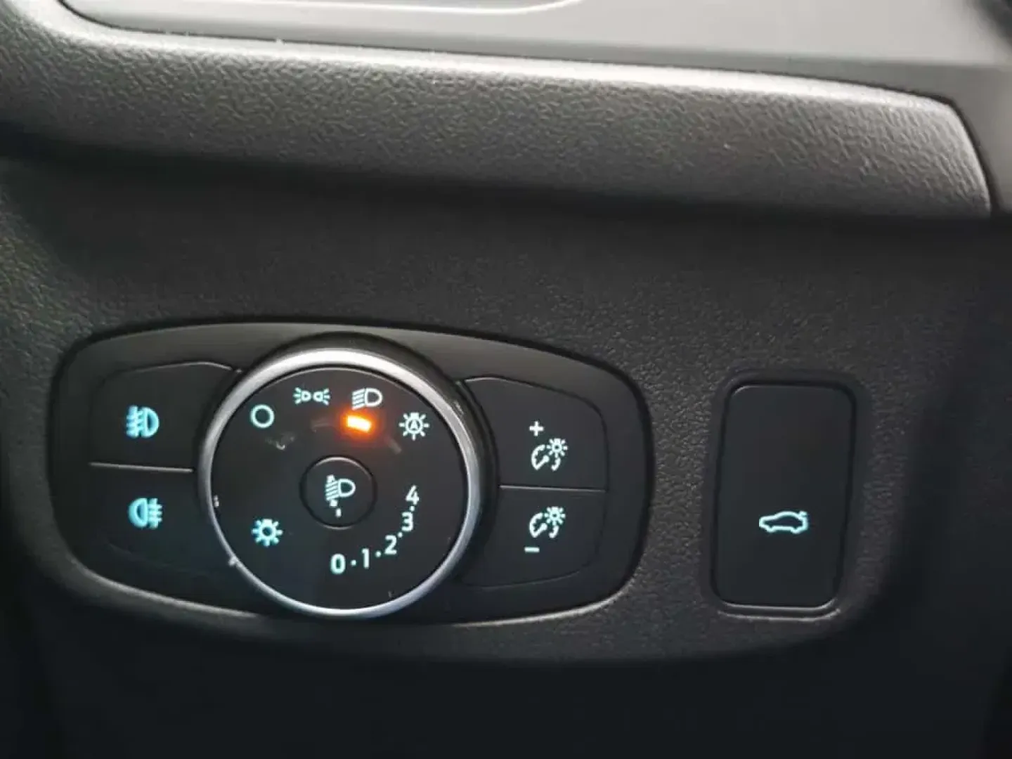 Cumpara/ Vinde online Ford Focus 2020 SH, la cel mai bun pret pentru tine!