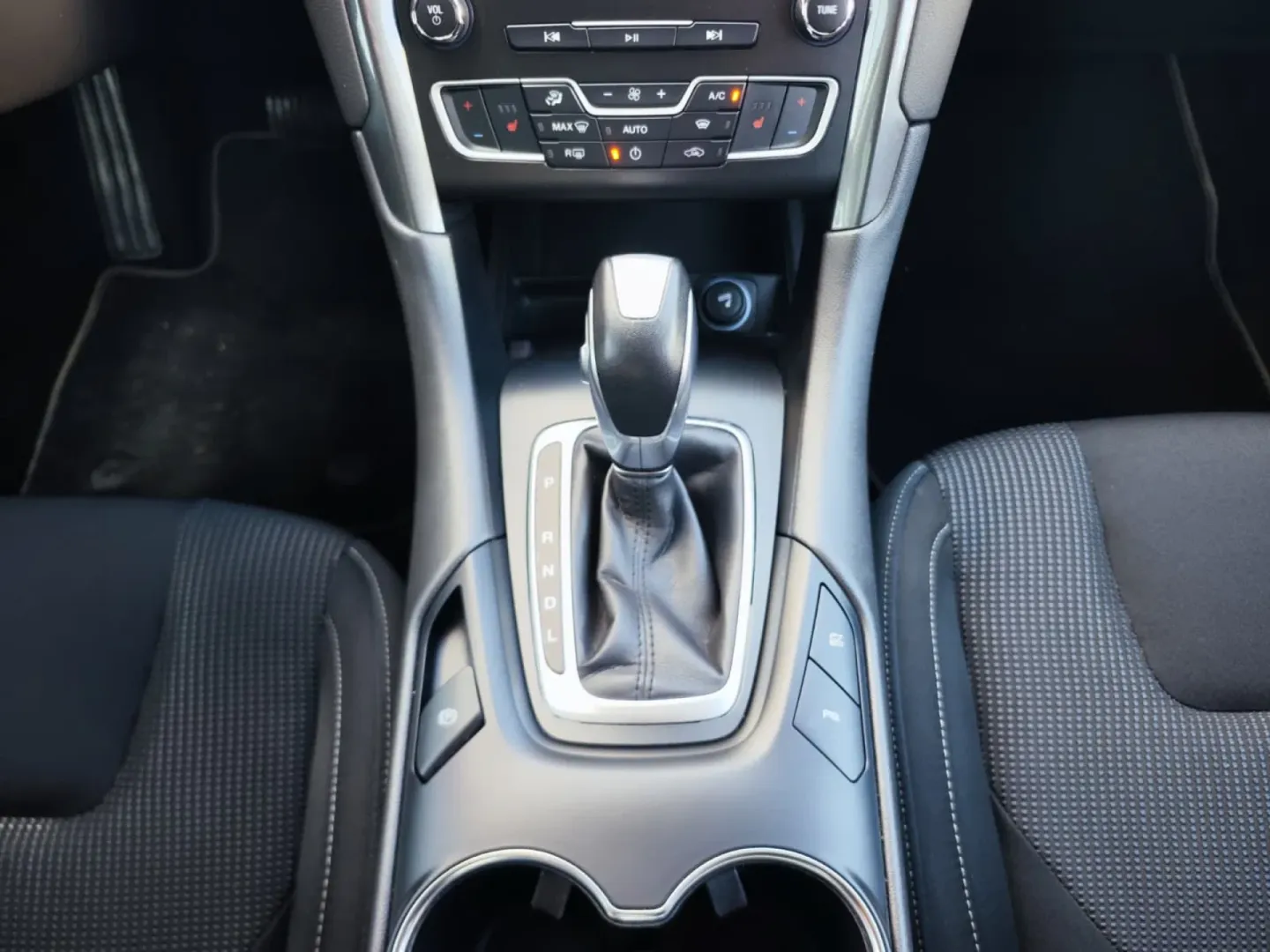 Cumpara/ Vinde online Ford Mondeo 2022 SH, la cel mai bun pret pentru tine!