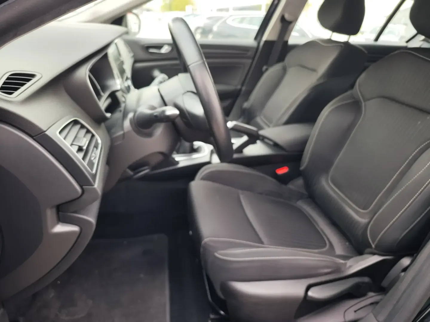 Cumpara/ Vinde online Renault  Megane 2019 SH, la cel mai bun pret pentru tine!