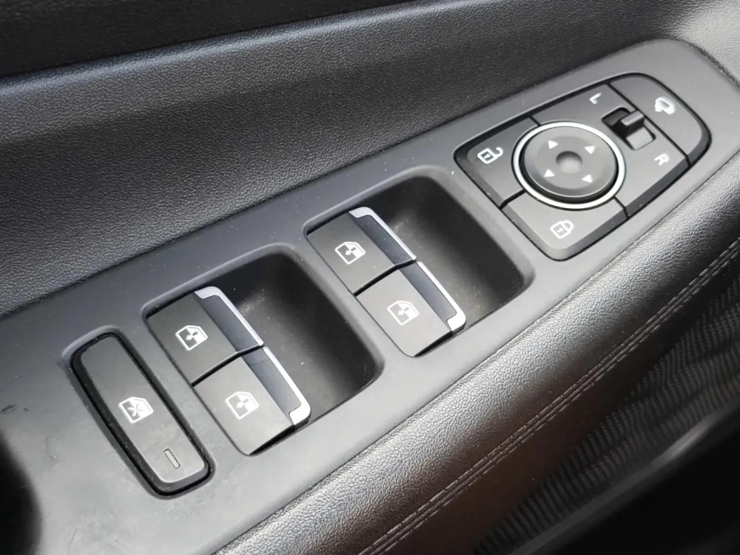 Cumpara/ Vinde online Hyundai Santa Fe 2022 SH, la cel mai bun pret pentru tine!