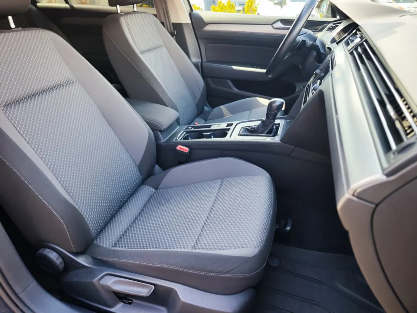 Cumpara/ Vinde online Volkswagen Passat 2021 SH, la cel mai bun pret pentru tine!