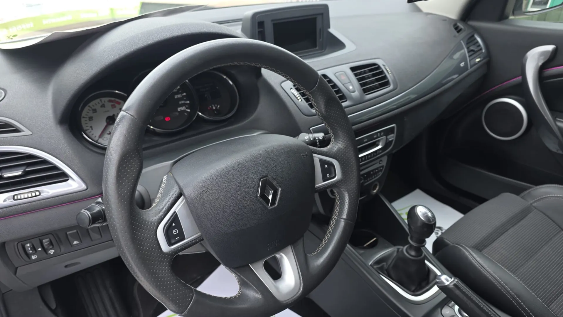 Cumpara/ Vinde online Renault  Megane 2012 SH, la cel mai bun pret pentru tine!