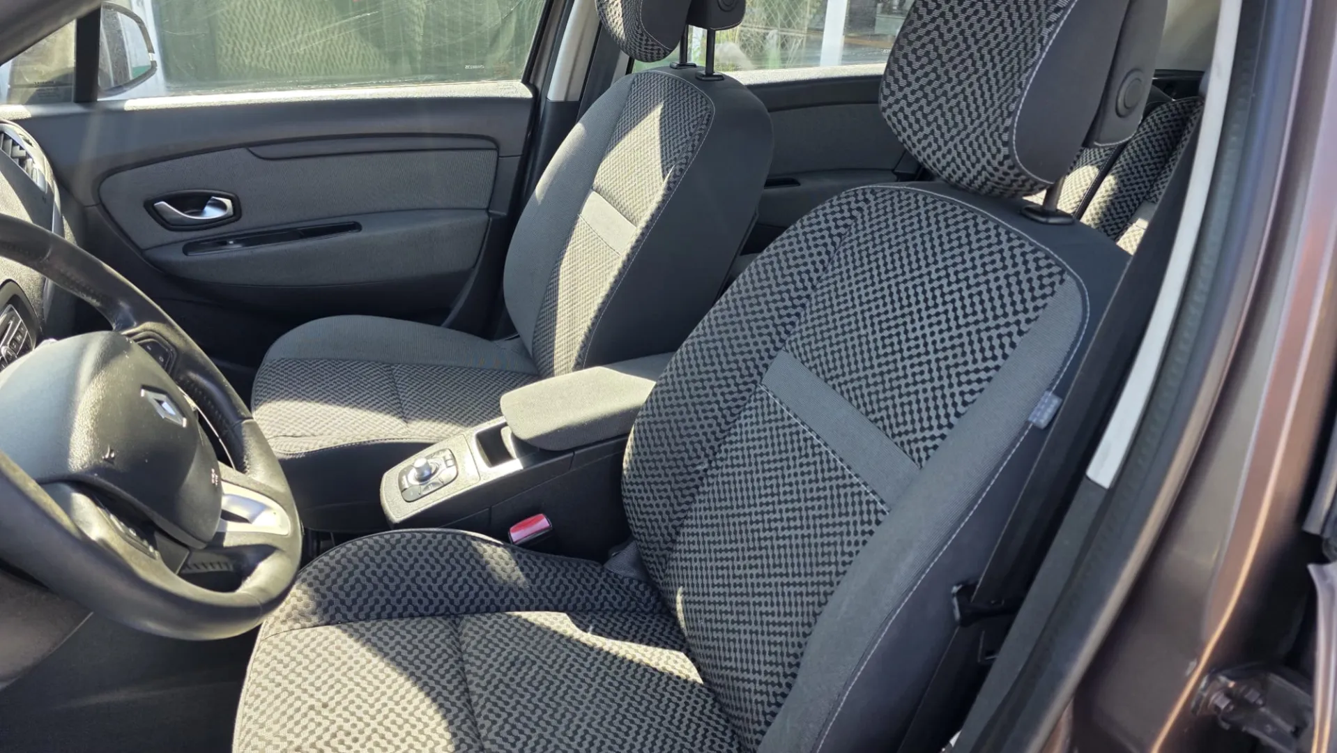 Cumpara/ Vinde online Renault  Grand Scenic 2011 SH, la cel mai bun pret pentru tine!