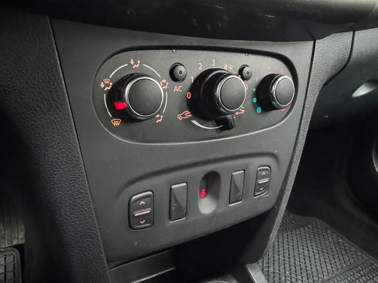 Cumpara/ Vinde online Dacia Sandero 2012 SH, la cel mai bun pret pentru tine!