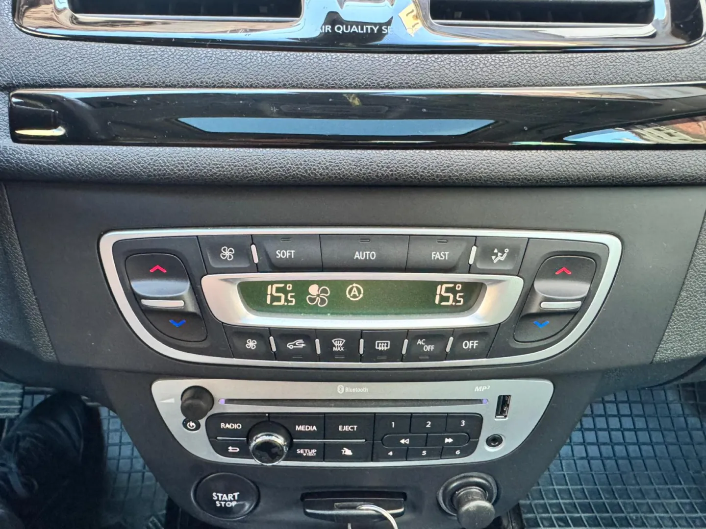 Cumpara/ Vinde online Renault  Megane 2012 SH, la cel mai bun pret pentru tine!