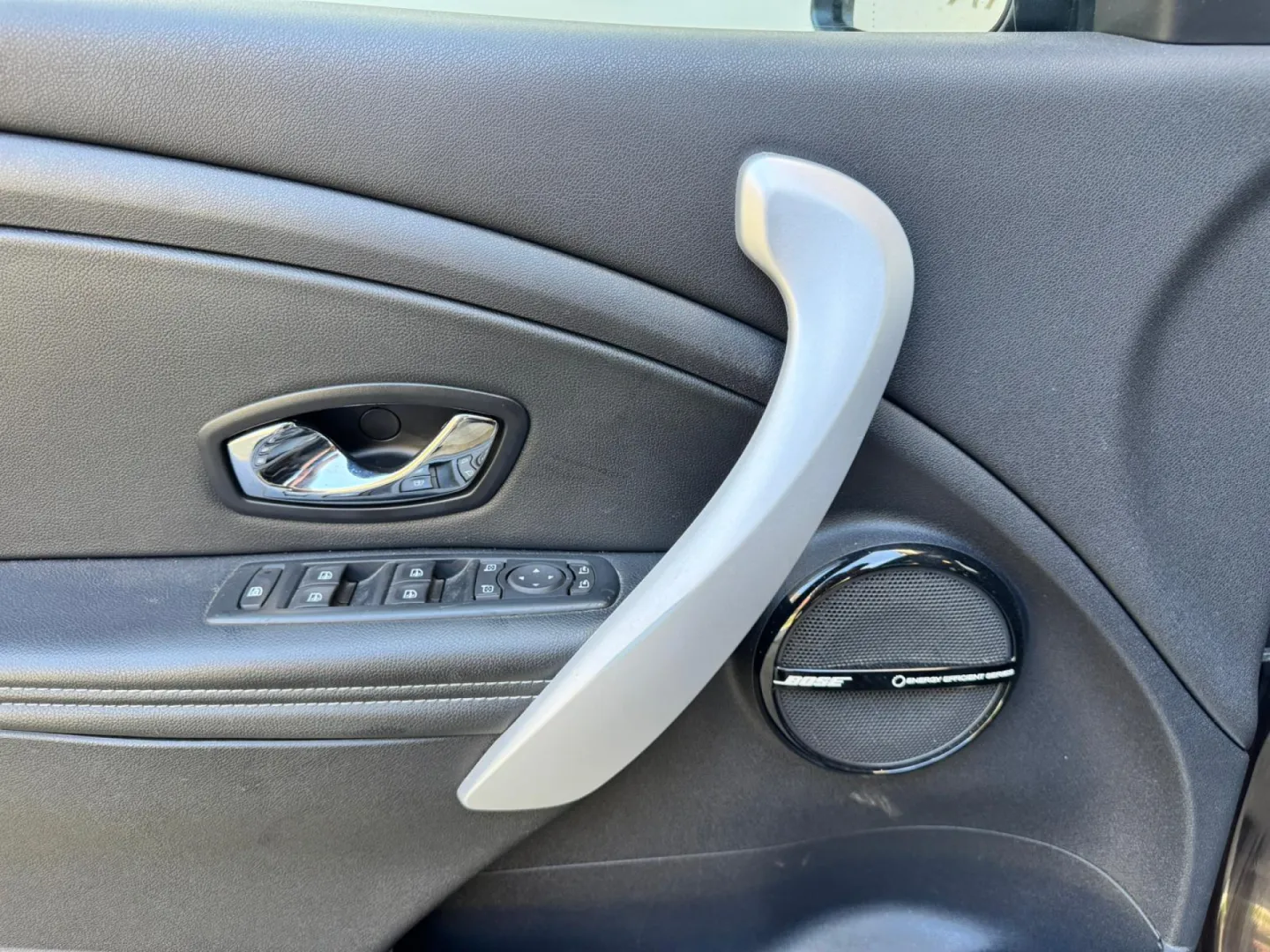 Cumpara/ Vinde online Renault  Megane 2012 SH, la cel mai bun pret pentru tine!