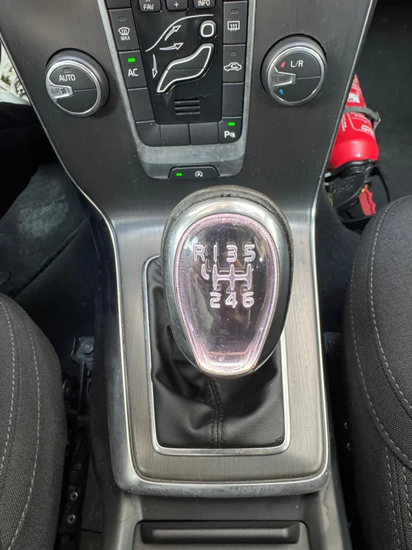 Cumpara/ Vinde online Volvo V40 2014 SH, la cel mai bun pret pentru tine!
