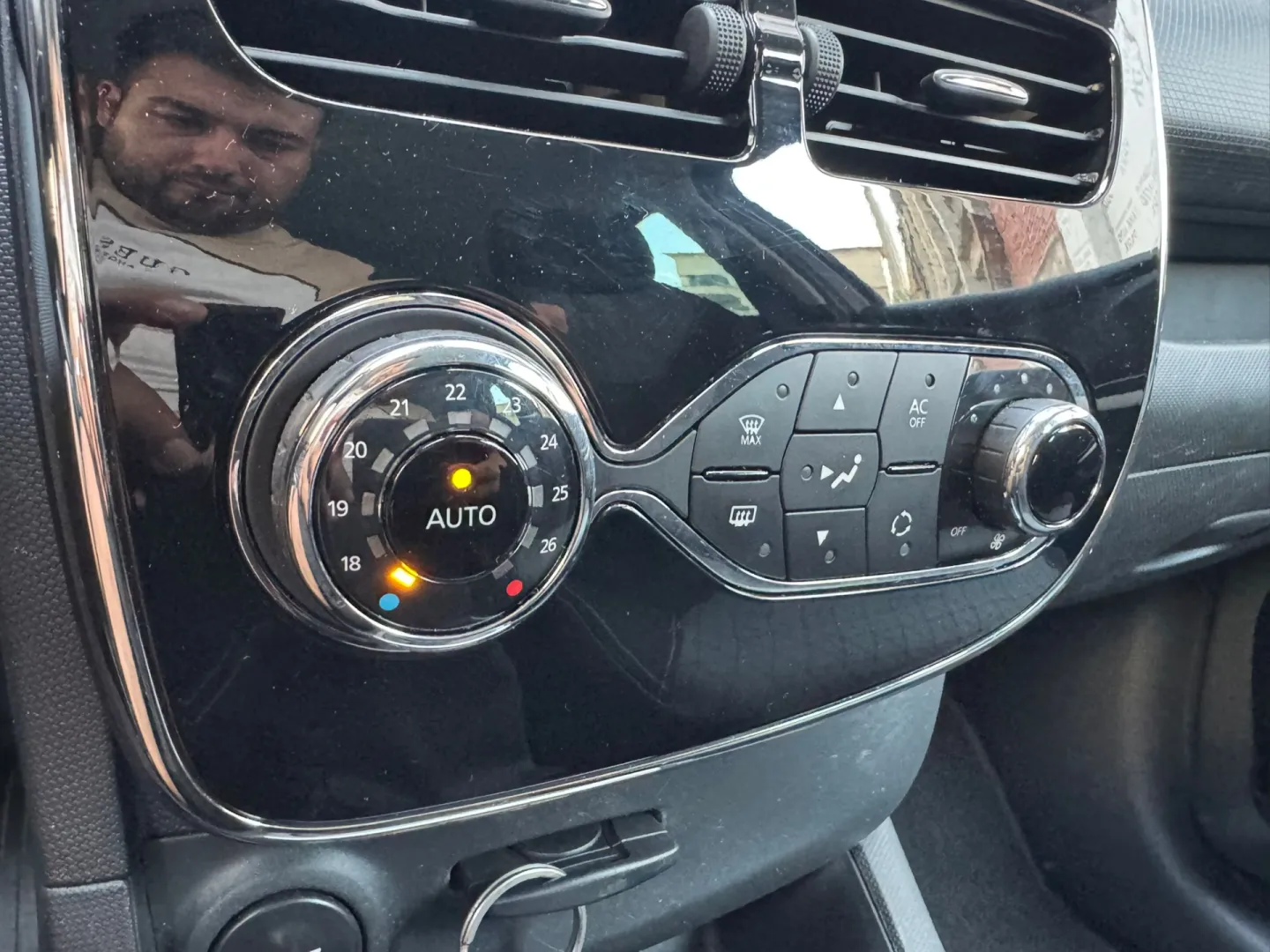 Cumpara/ Vinde online Renault  Clio 2014 SH, la cel mai bun pret pentru tine!