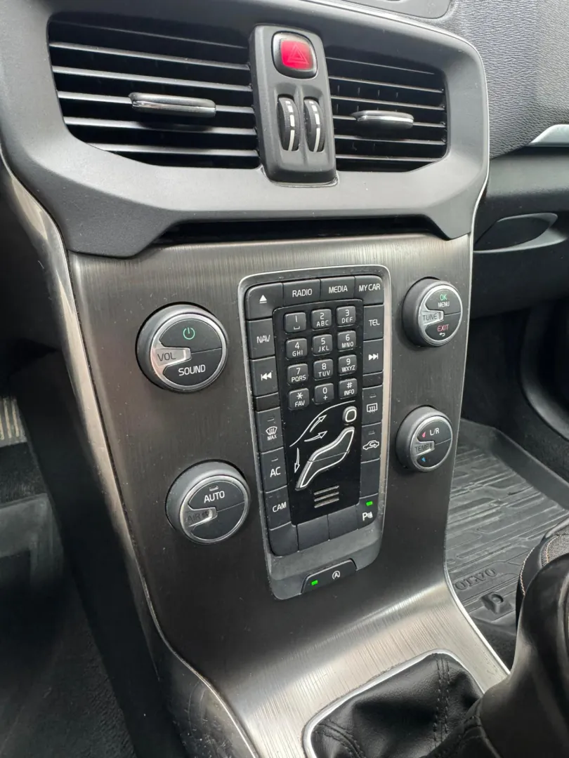 Cumpara/ Vinde online Volvo V40 2013 SH, la cel mai bun pret pentru tine!