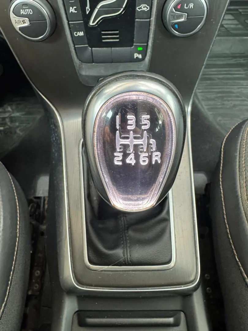 Cumpara/ Vinde online Volvo V40 2013 SH, la cel mai bun pret pentru tine!
