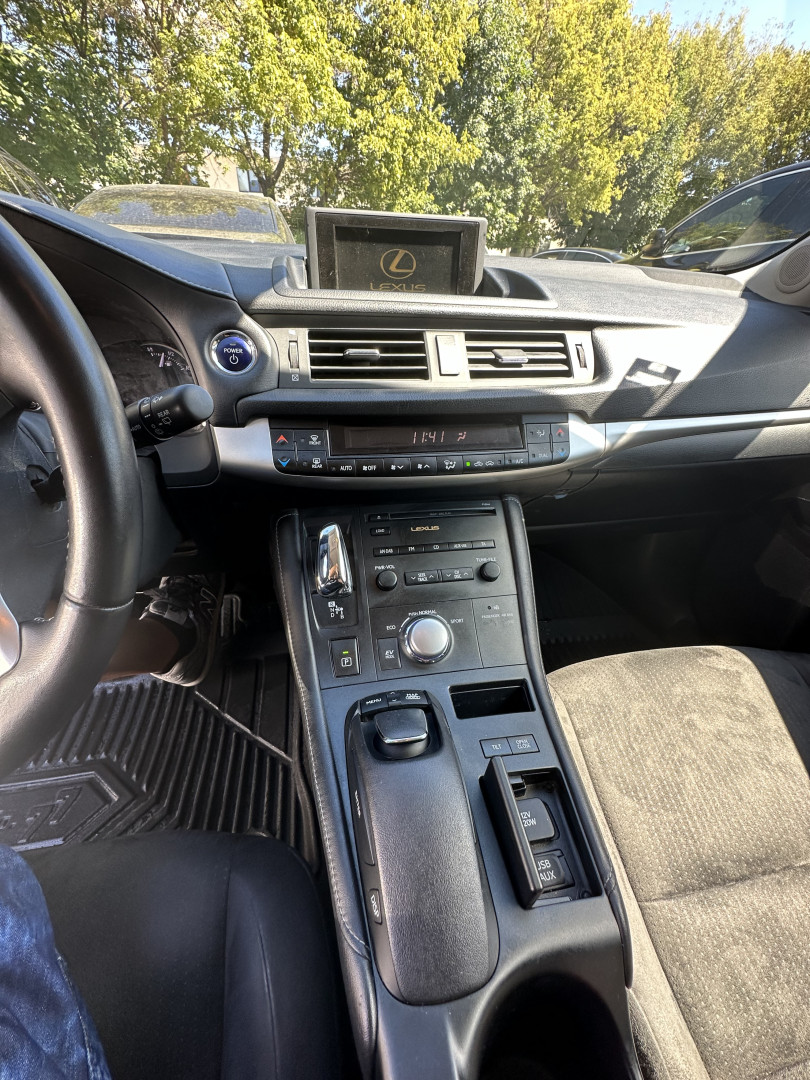 Cumpara/ Vinde online Lexus CT 200h 2012 SH, la cel mai bun pret pentru tine!