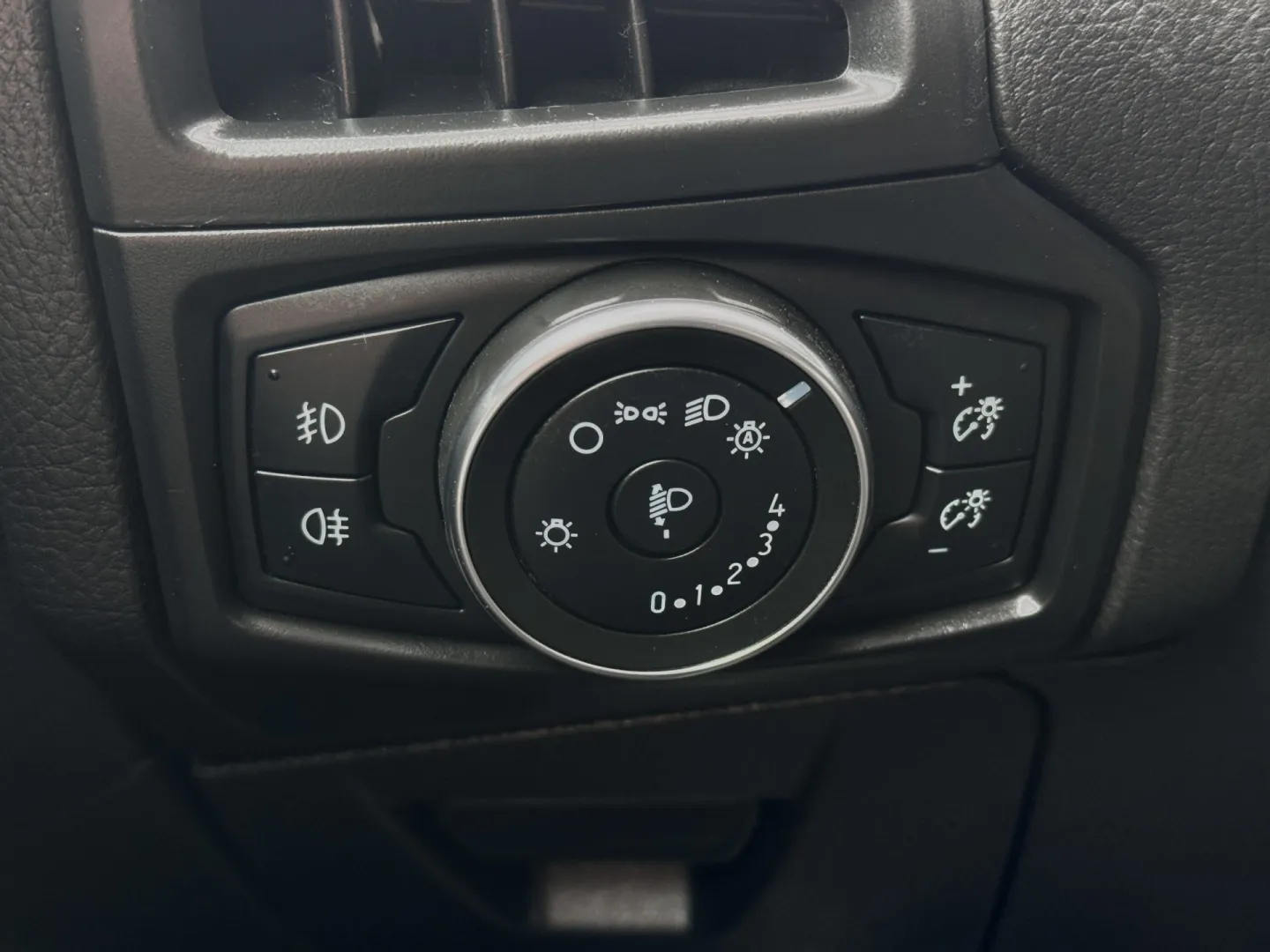 Cumpara/ Vinde online Ford Focus 2017 SH, la cel mai bun pret pentru tine!