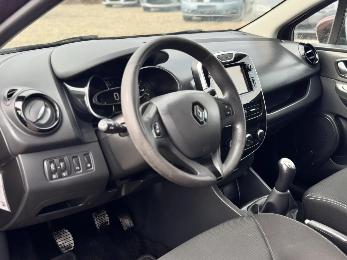 Cumpara/ Vinde online Renault  Clio 2015 SH, la cel mai bun pret pentru tine!