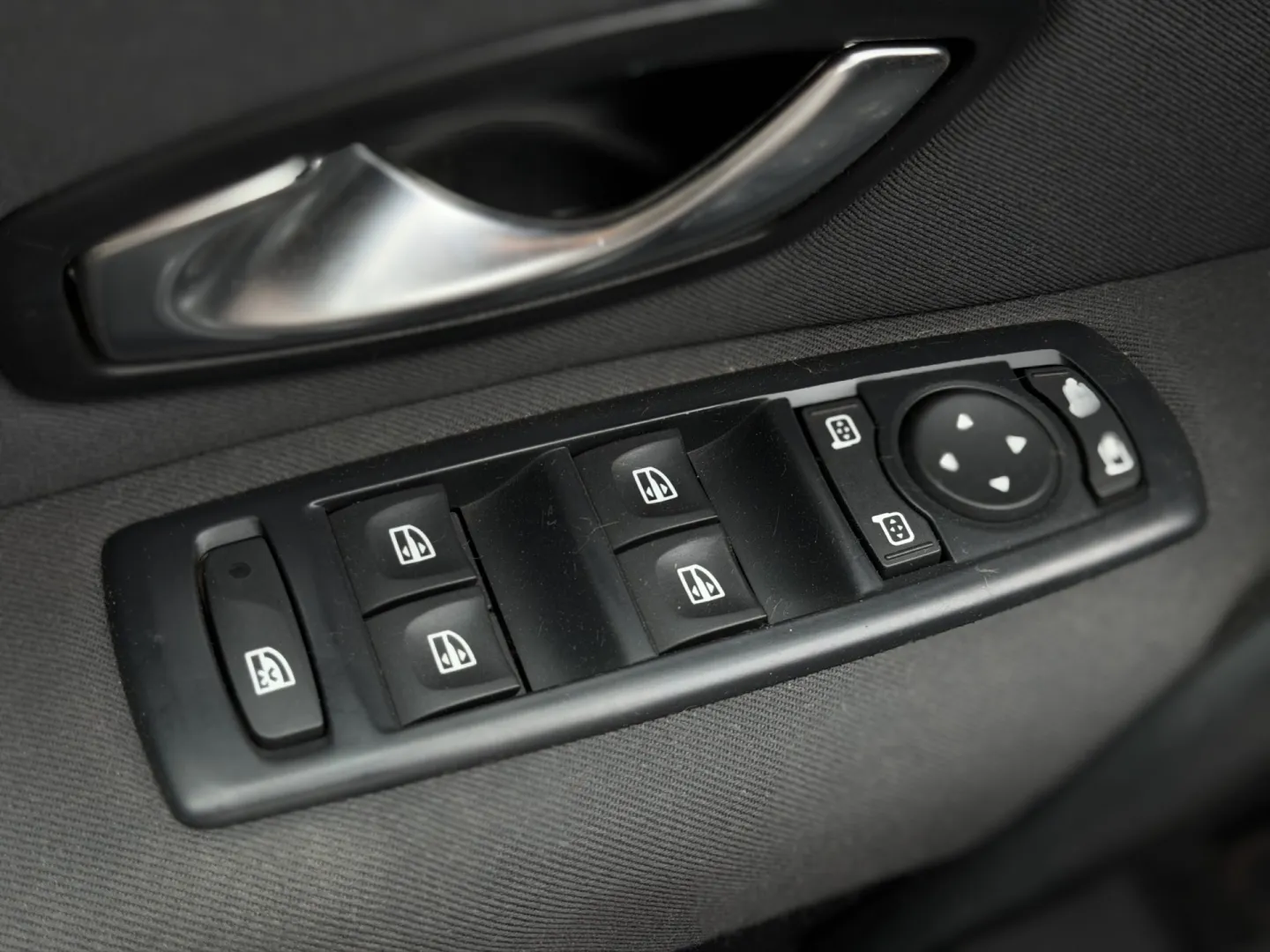 Cumpara/ Vinde online Renault  Megane 2010 SH, la cel mai bun pret pentru tine!