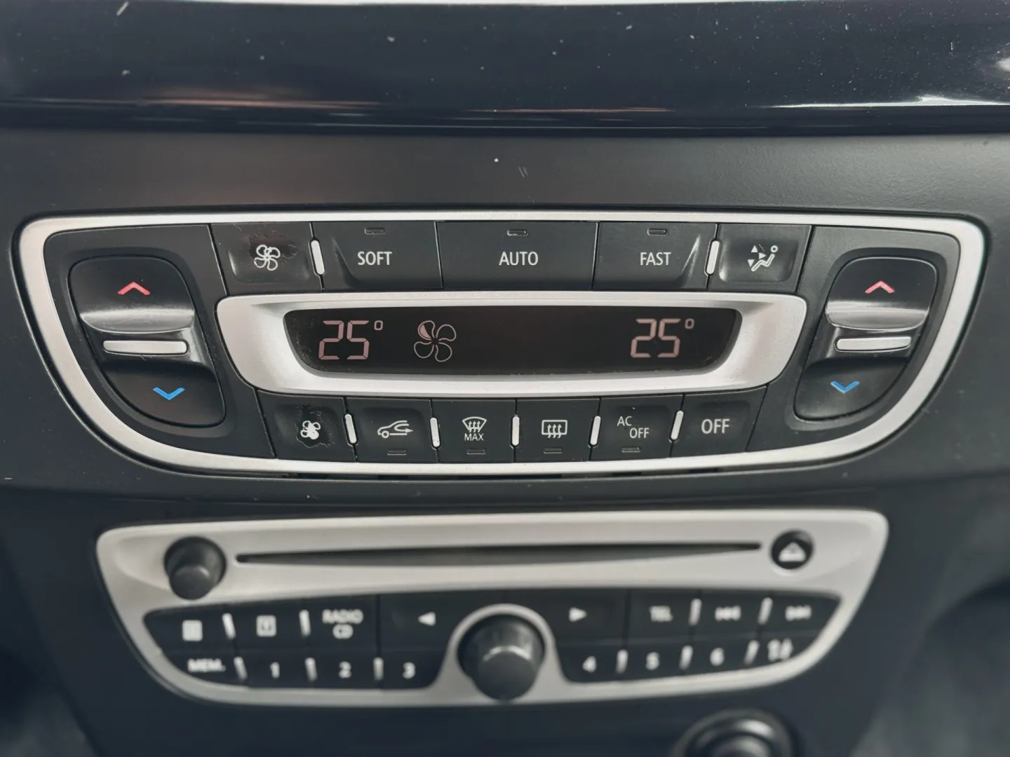 Cumpara/ Vinde online Renault  Megane 2013 SH, la cel mai bun pret pentru tine!