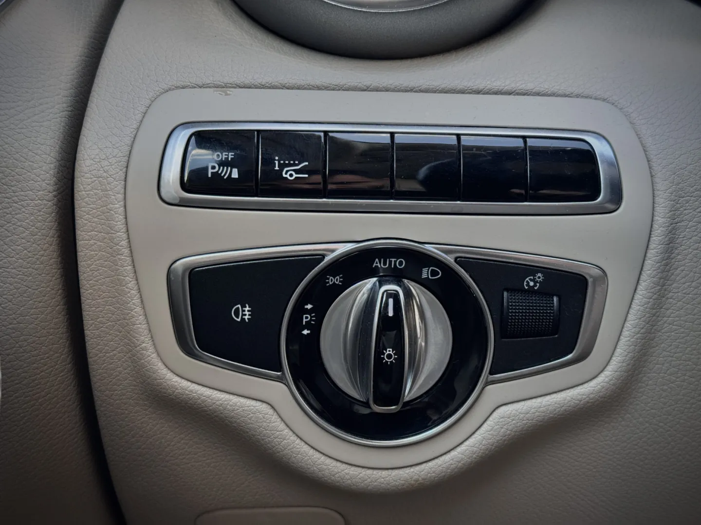 Cumpara/ Vinde online Mercedes-Benz C-Class 2015 SH, la cel mai bun pret pentru tine!
