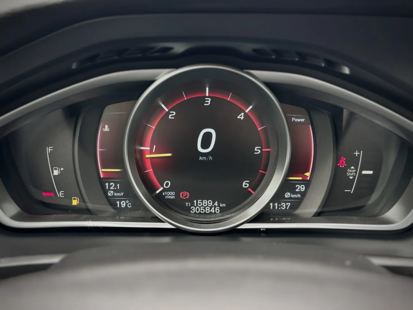 Cumpara/ Vinde online Volvo V40 2014 SH, la cel mai bun pret pentru tine!