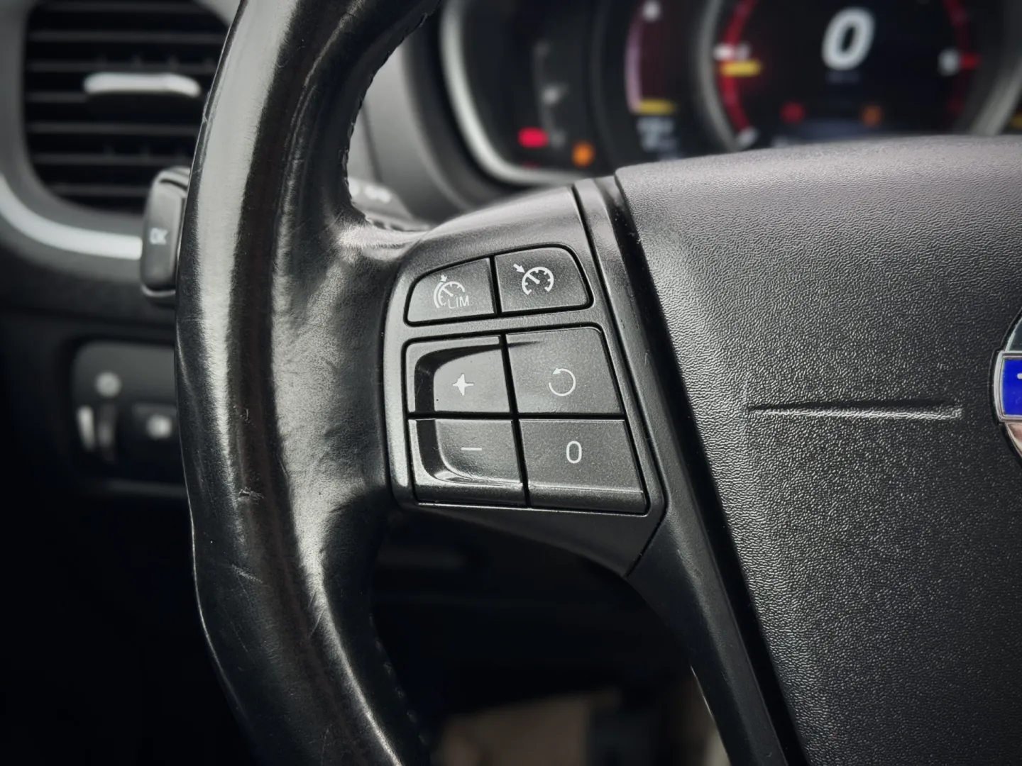 Cumpara/ Vinde online Volvo V40 2014 SH, la cel mai bun pret pentru tine!
