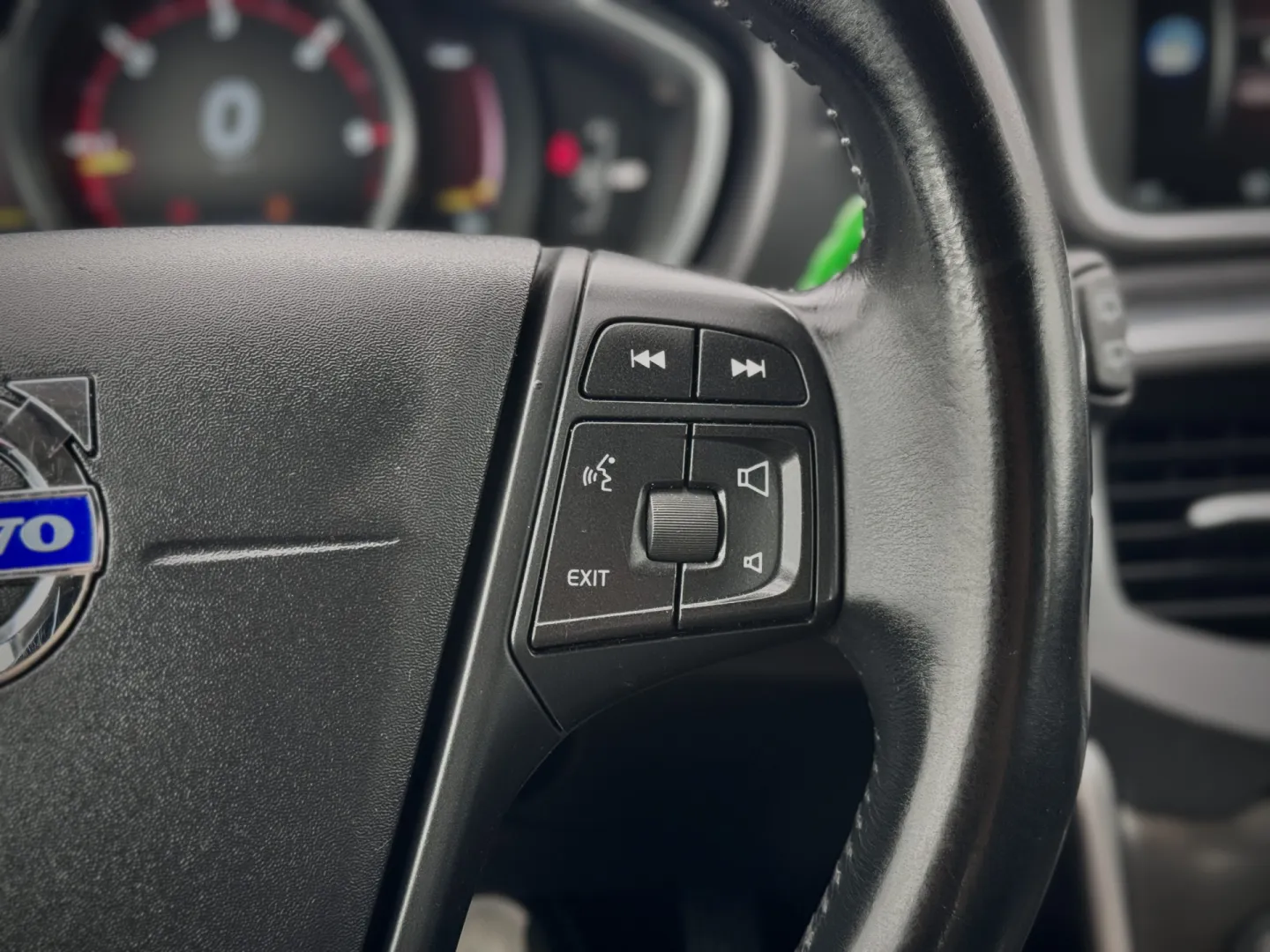 Cumpara/ Vinde online Volvo V40 2014 SH, la cel mai bun pret pentru tine!