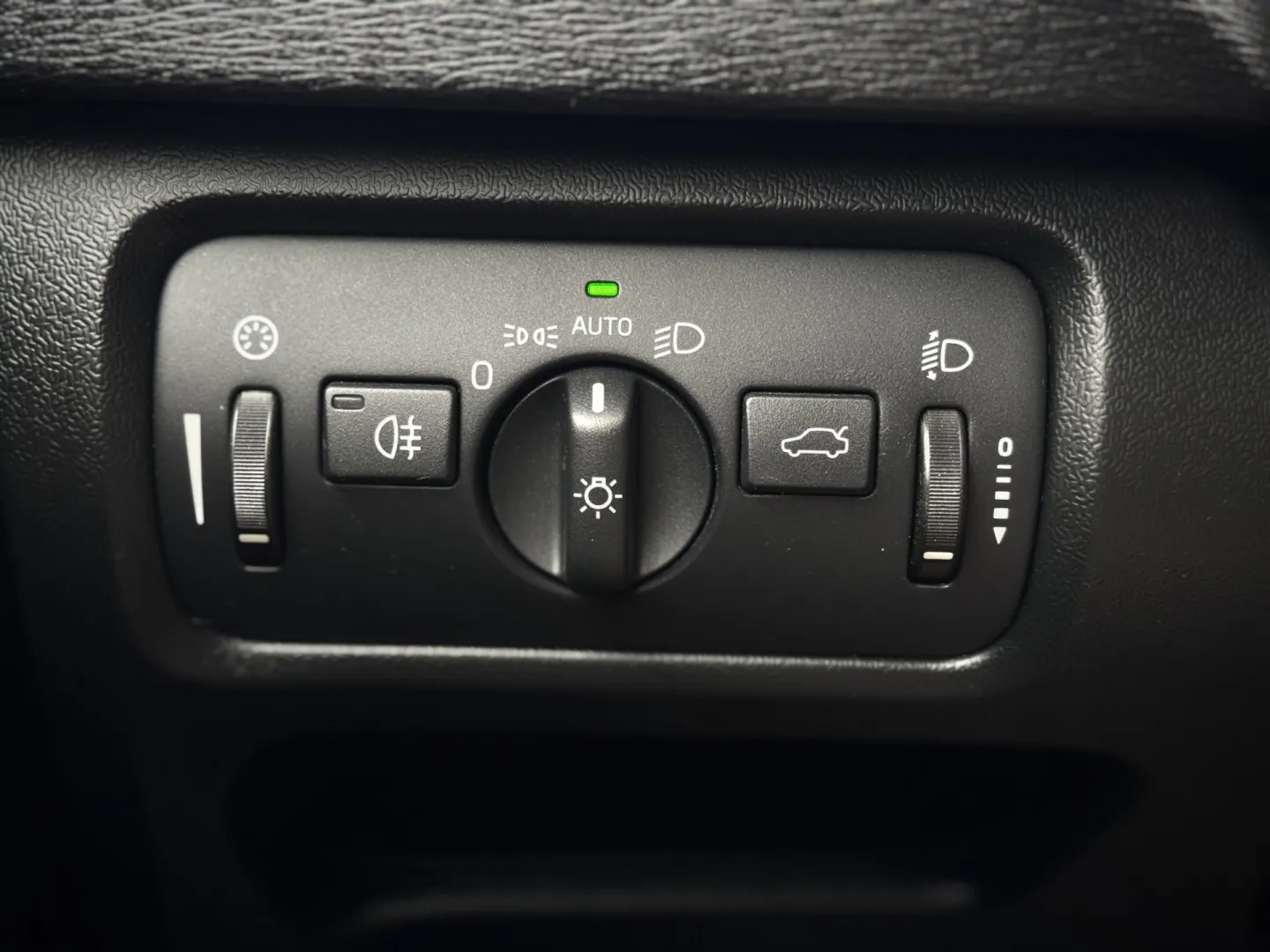 Cumpara/ Vinde online Volvo V40 2014 SH, la cel mai bun pret pentru tine!