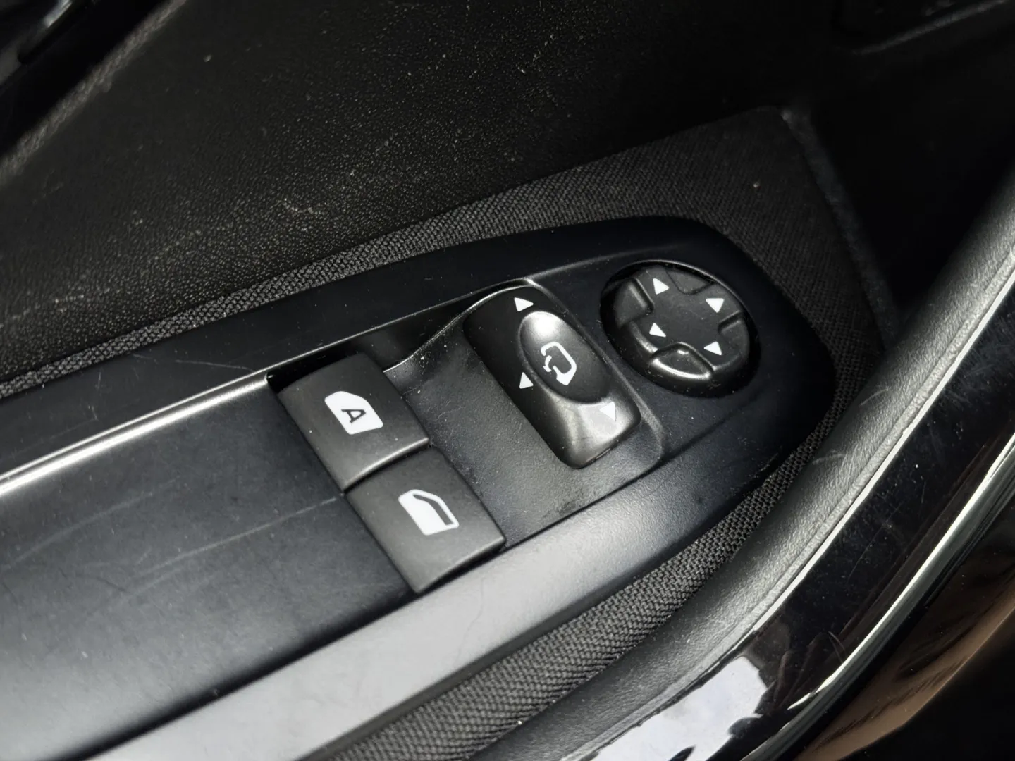 Cumpara/ Vinde online Peugeot 208 2012 SH, la cel mai bun pret pentru tine!