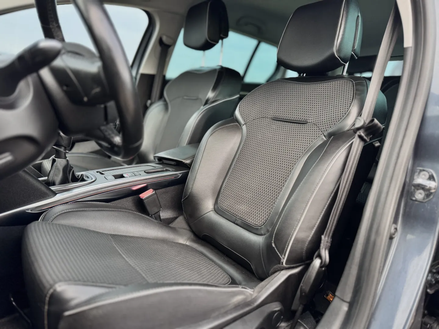 Cumpara/ Vinde online Renault  Megane 2016 SH, la cel mai bun pret pentru tine!