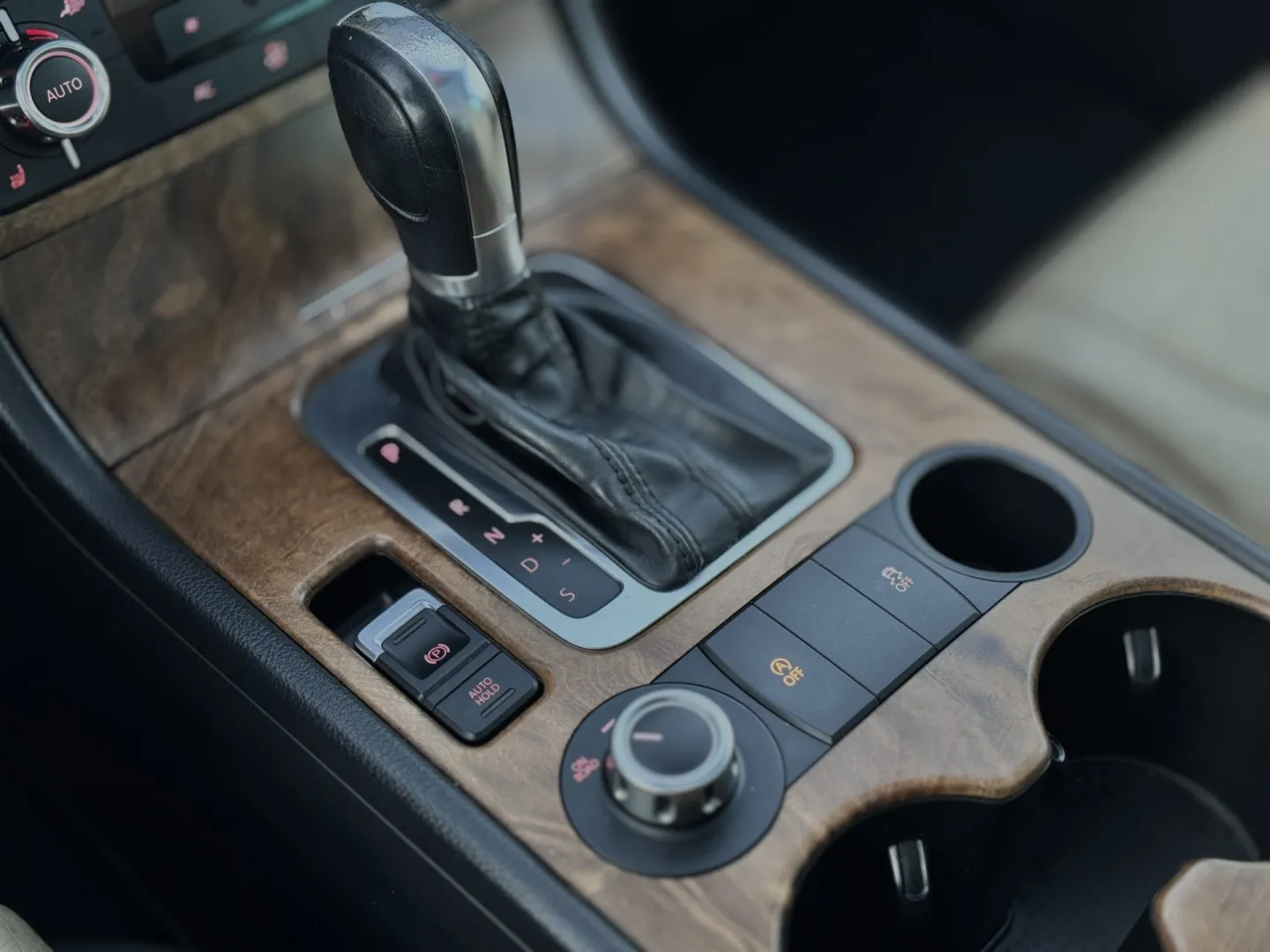 Cumpara/ Vinde online Volkswagen Touareg 2011 SH, la cel mai bun pret pentru tine!