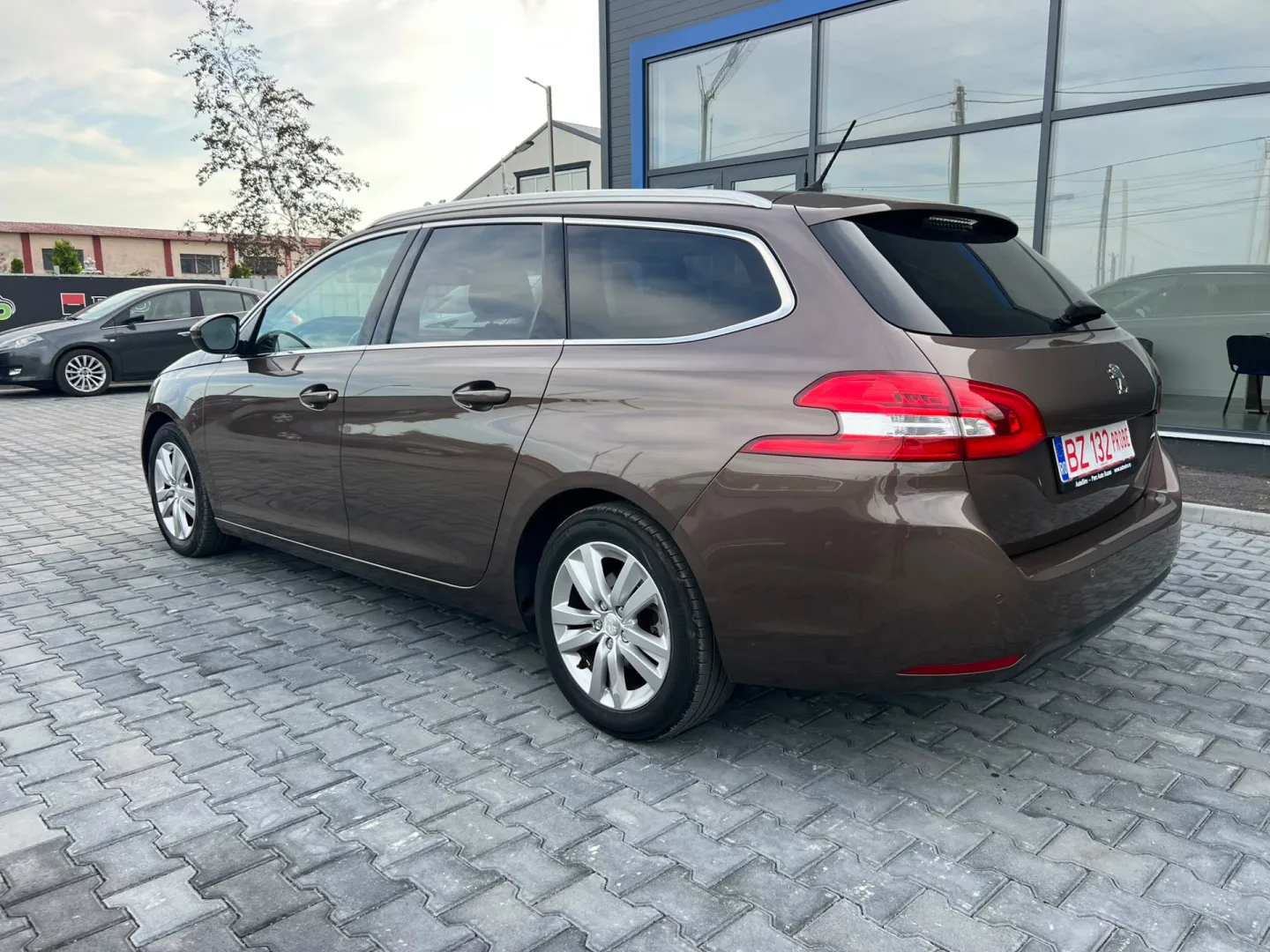Cumpara/ Vinde online Peugeot 308 1.2 Pure Tech Blue 2015 SH, la cel mai bun pret pentru tine!