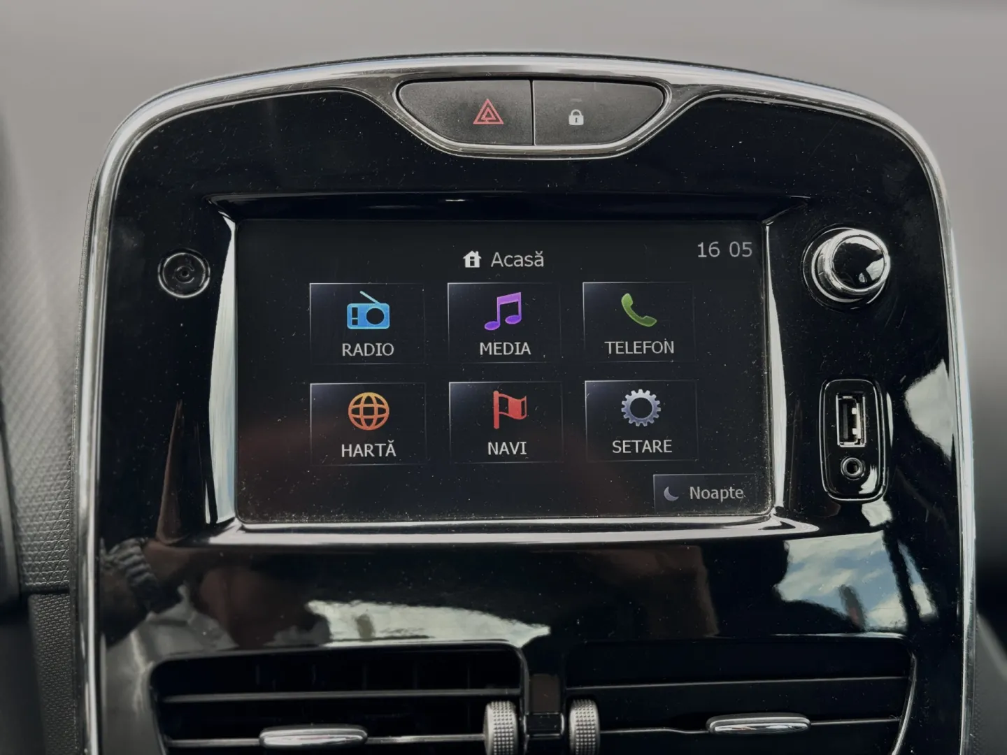 Cumpara/ Vinde online Renault  Clio 2013 SH, la cel mai bun pret pentru tine!
