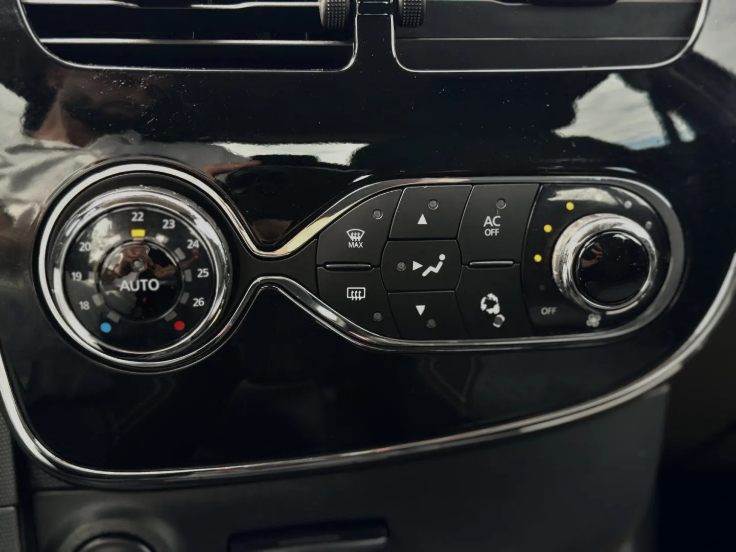 Cumpara/ Vinde online Renault  Clio 2013 SH, la cel mai bun pret pentru tine!