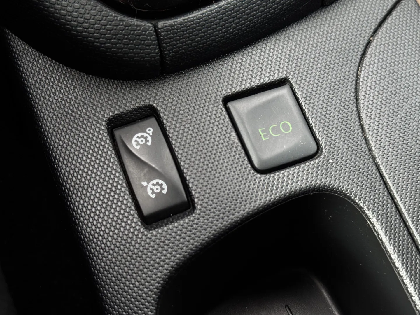 Cumpara/ Vinde online Renault  Clio 2013 SH, la cel mai bun pret pentru tine!