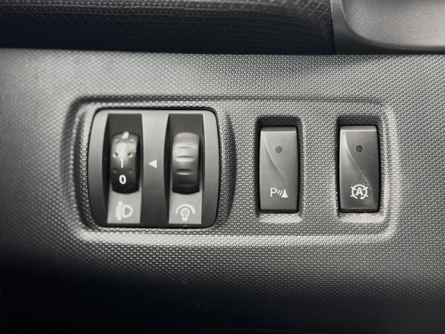 Cumpara/ Vinde online Renault  Clio 2013 SH, la cel mai bun pret pentru tine!