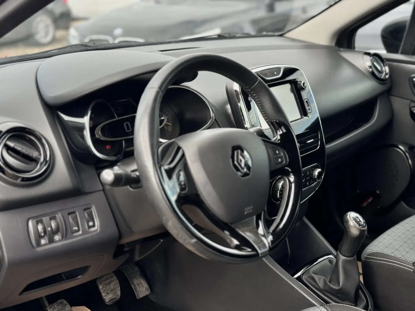 Cumpara/ Vinde online Renault  Clio 2013 SH, la cel mai bun pret pentru tine!