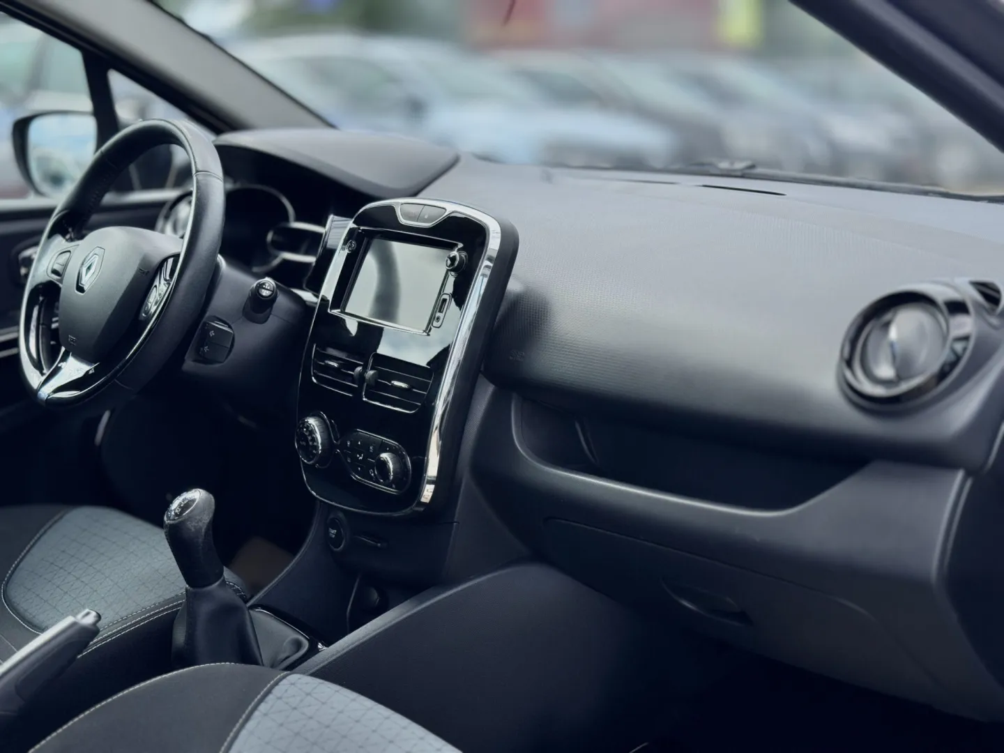 Cumpara/ Vinde online Renault  Clio 2013 SH, la cel mai bun pret pentru tine!