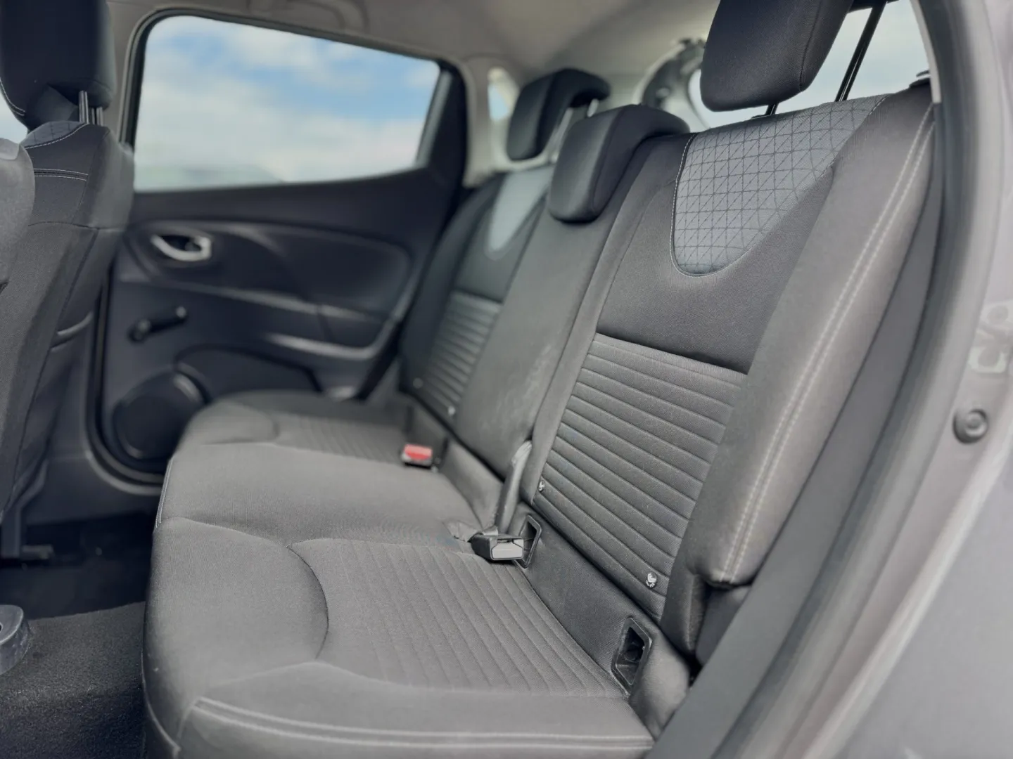 Cumpara/ Vinde online Renault  Clio 2013 SH, la cel mai bun pret pentru tine!