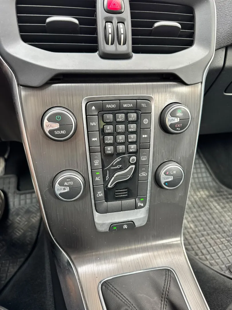 Cumpara/ Vinde online Volvo V40 2016 SH, la cel mai bun pret pentru tine!