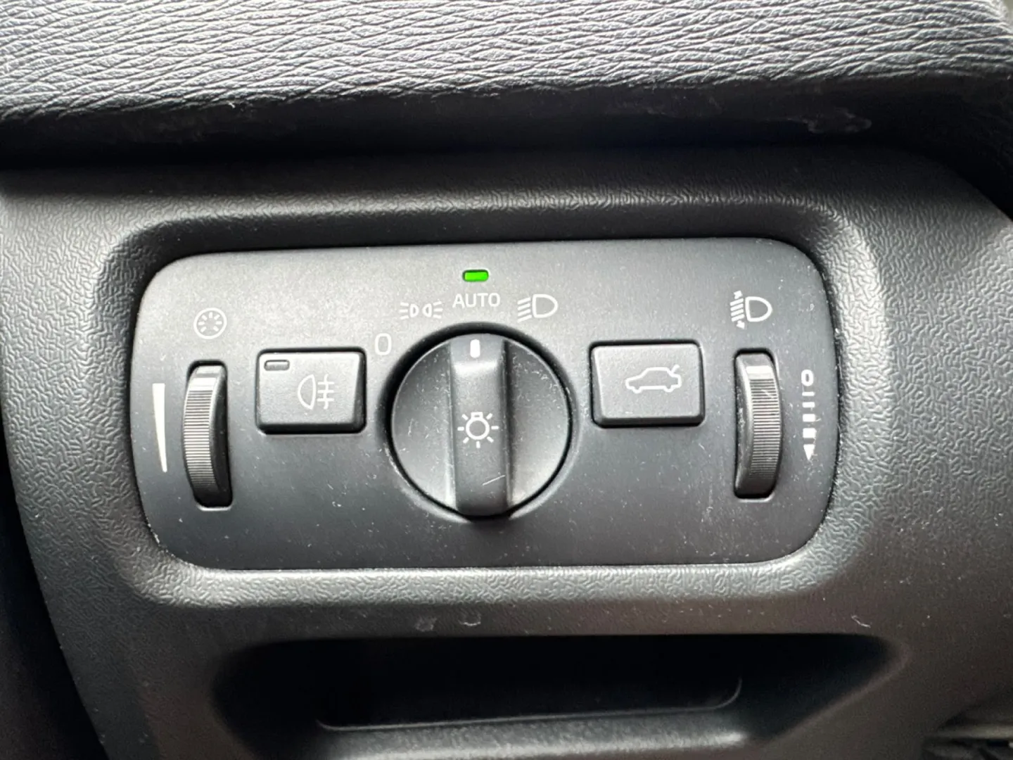 Cumpara/ Vinde online Volvo V40 2016 SH, la cel mai bun pret pentru tine!