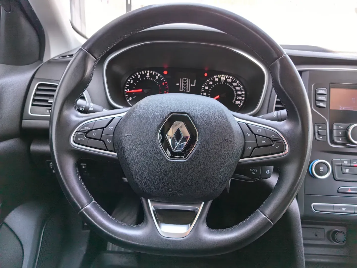 Cumpara/ Vinde online Renault  Megane 2021 SH, la cel mai bun pret pentru tine!