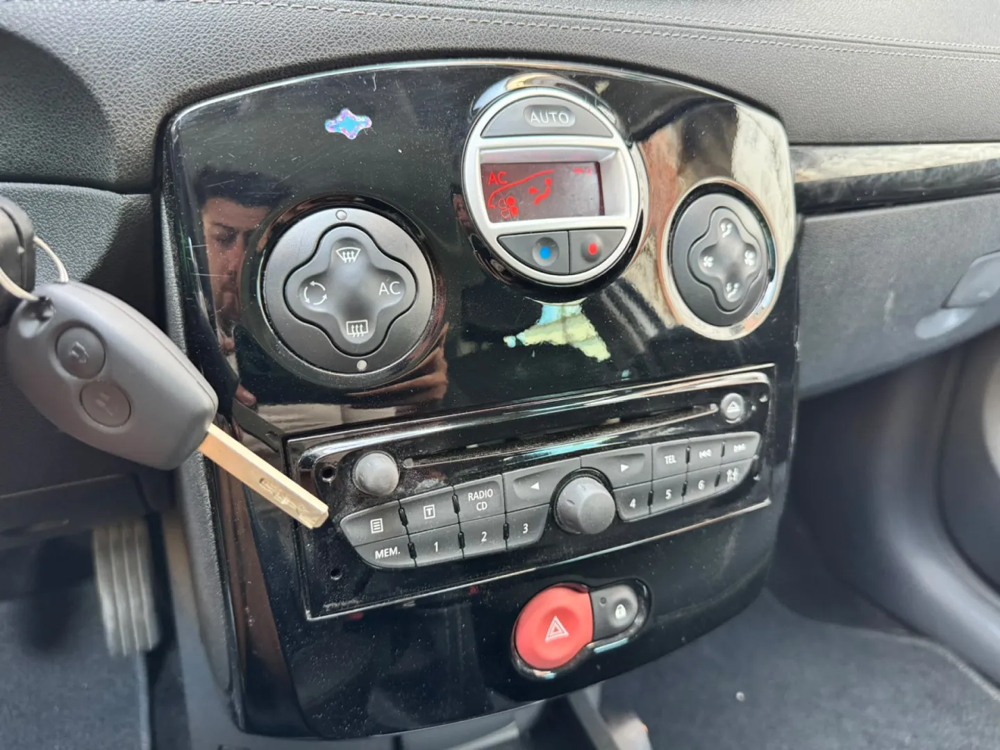 Cumpara/ Vinde online Renault  Clio 2012 SH, la cel mai bun pret pentru tine!