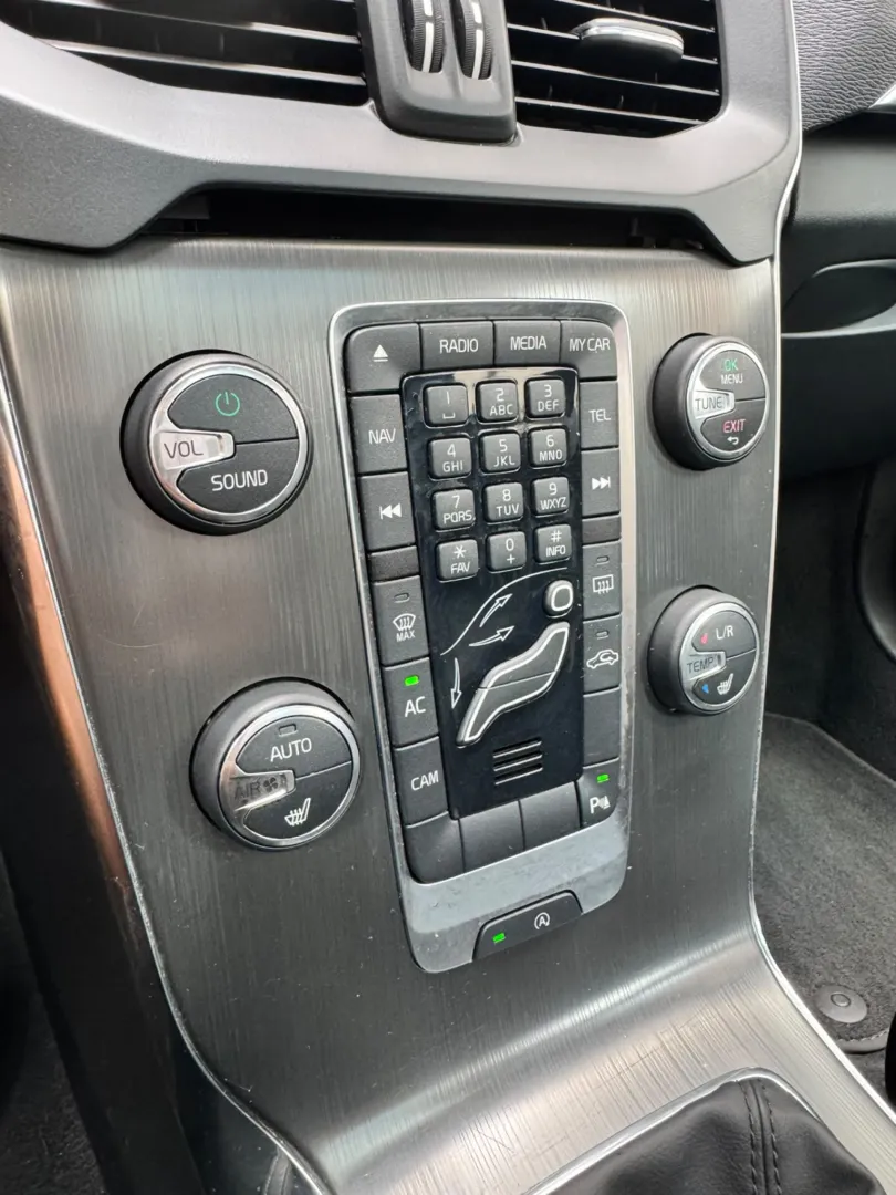 Cumpara/ Vinde online Volvo V40 2012 SH, la cel mai bun pret pentru tine!